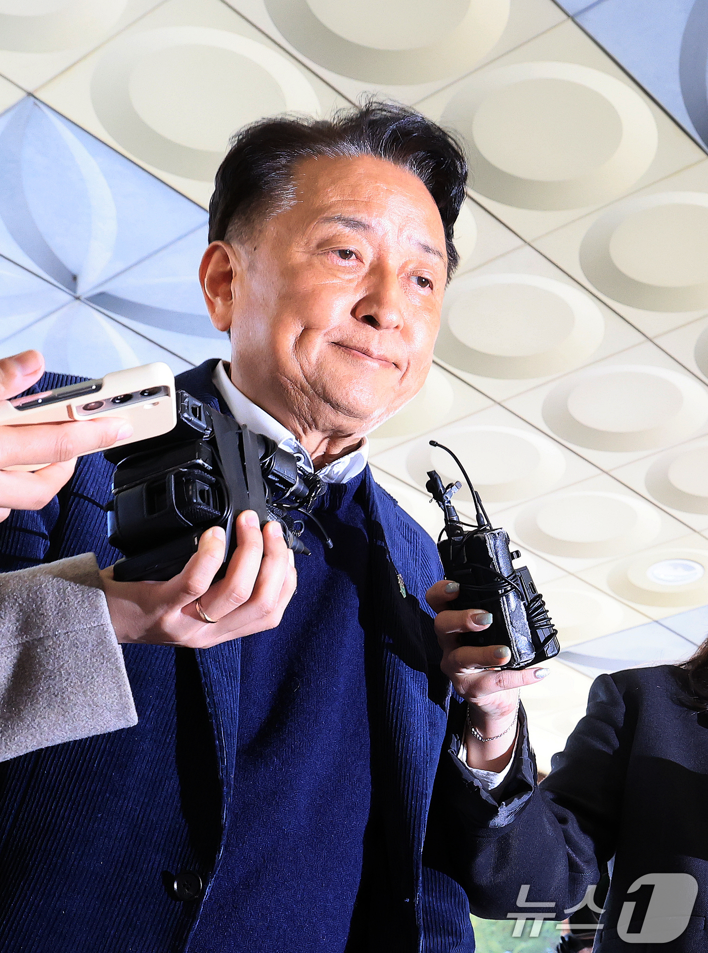 (서울=뉴스1) 이호윤 기자 = 오송참사 국정조사에서 위증한 혐의를 받고 있는 김영환 충북지사가 4일 서울 영등포구 서울영등포경찰서에서 피의자 신분으로 조사받기 위해 출석하고 있다 …