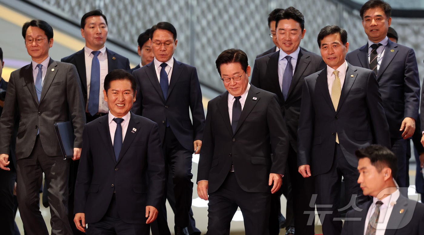 (서울=뉴스1) 국회사진기자단 = 이재명 대통령이 4일 서울 여의도 국회에서 2026년도 예산안 및 기금운용계획안에 대한 시정연설을 마친 후 발걸음을 옮기고 있다. 2025.11. …