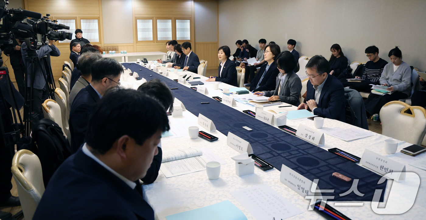 (서울=뉴스1) 임세영 기자 = 이스란 보건복지부 제1차관이 4일 서울 종로구 정부서울청사에서 열린 2025년 제6차 장기요양위원회 회의에서 모두발언을 하고 있다. 2025.11. …