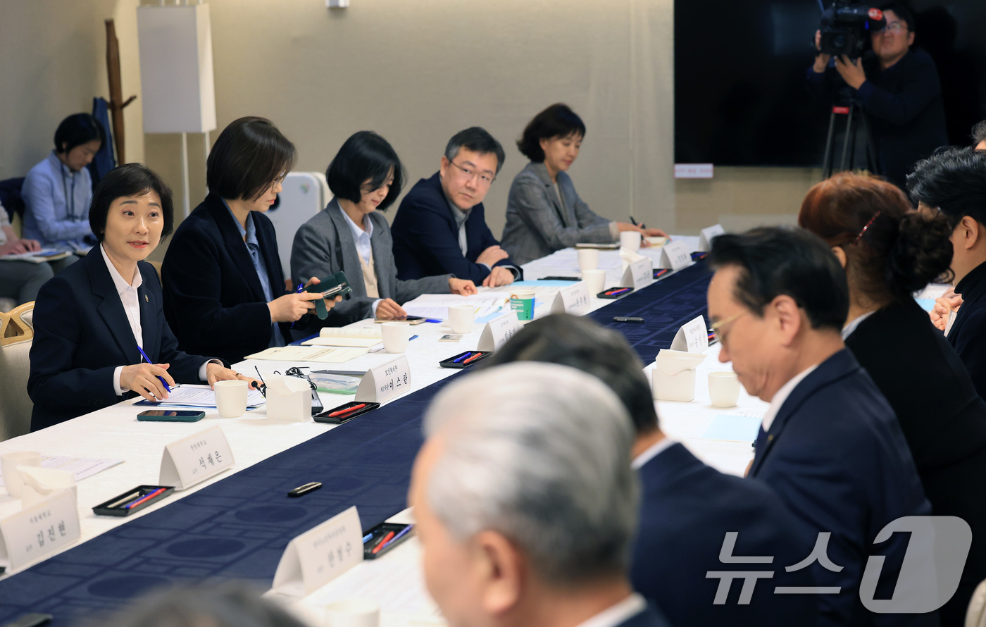 (서울=뉴스1) 임세영 기자 = 이스란 보건복지부 제1차관이 4일 서울 종로구 정부서울청사에서 열린 2025년 제6차 장기요양위원회 회의에서 모두발언을 하고 있다. 2025.11. …