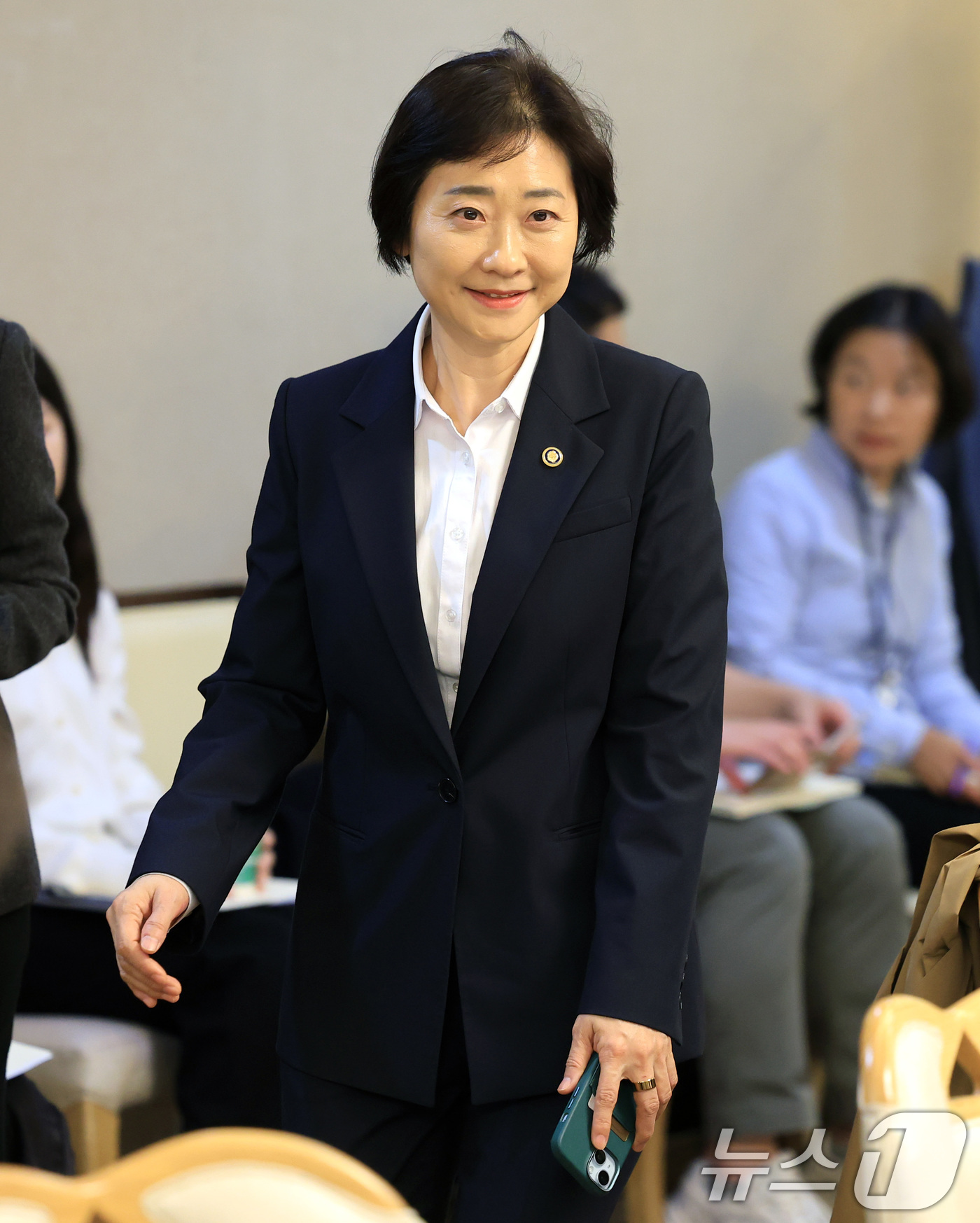 (서울=뉴스1) 임세영 기자 = 이스란 보건복지부 제1차관이 4일 서울 종로구 정부서울청사에서 열린 2025년 제6차 장기요양위원회 회의에 참석하고 있다. 2025.11.4/뉴스1 …