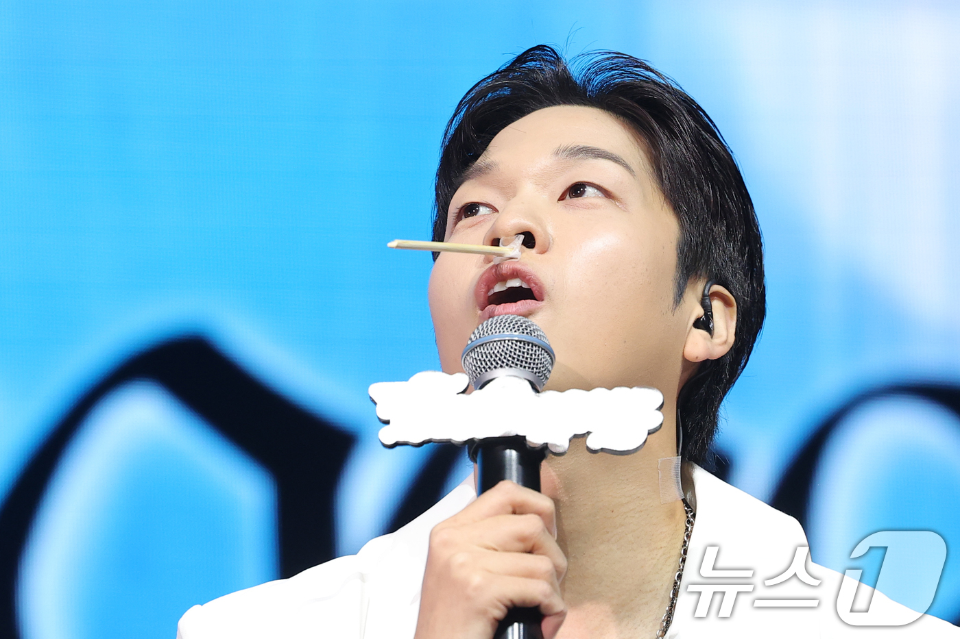 (서울=뉴스1) 권현진 기자 = 방송인 유재필이 4일 서울 광장동 예스24 라이브홀에서 열린 아홉의 두 번째 미니앨범 'The Passage(더 패시지)' 쇼케이스에서 진행을 하고 …