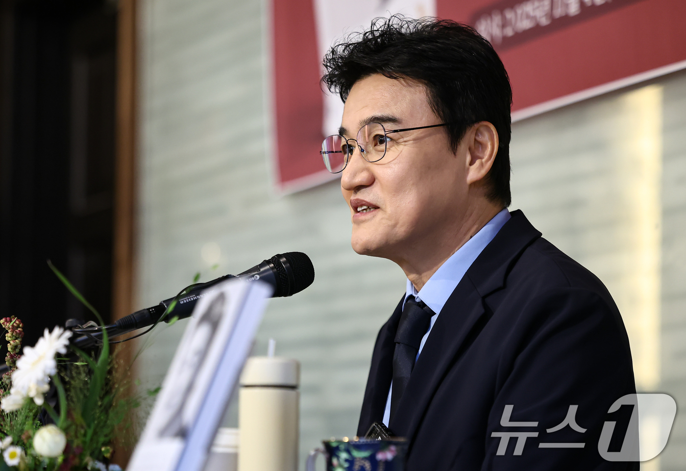 (서울=뉴스1) 김도우 기자 = 배우 박중훈이 4일 서울 중구 정동1928 아트센터에서 열린 '후회하지마' 출간 기념 기자간담회에서 발언을 하고있다. 2025.11.4/뉴스1