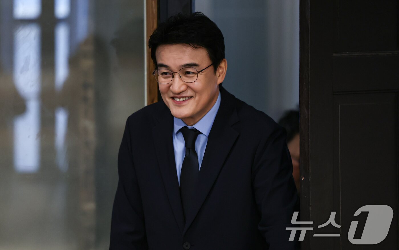 본문 이미지 - 배우 박중훈이 4일 서울 중구 정동1928 아트센터에서 열린 &#39;후회하지마&#39; 출간 기념 기자간담회에 참석하고 있다. 2025.11.4/뉴스1 ⓒ News1 김도우 기자