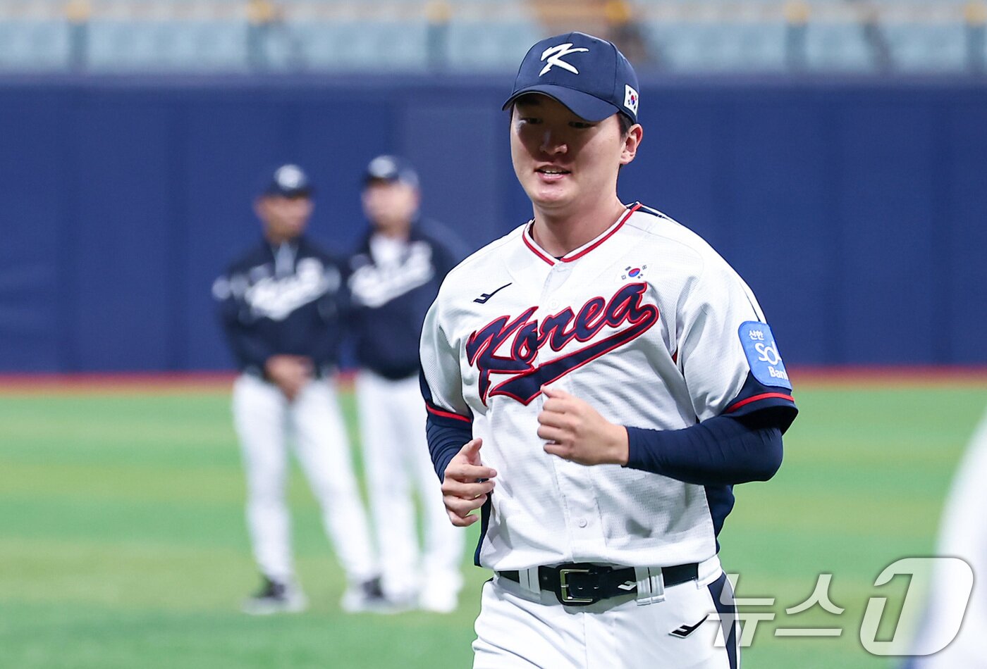 본문 이미지 - 야구대표팀 김건우가 4일 서울 고척스카이돔에서 훈련을 하고 있다. 류지현 감독이 이끄는 대표팀은 오는 8,9일 체코에 이어 15,16일에 일본과의 평가전 경기를 치를 예정이다. 2025.11.4/뉴스1 ⓒ News1 김성진 기자