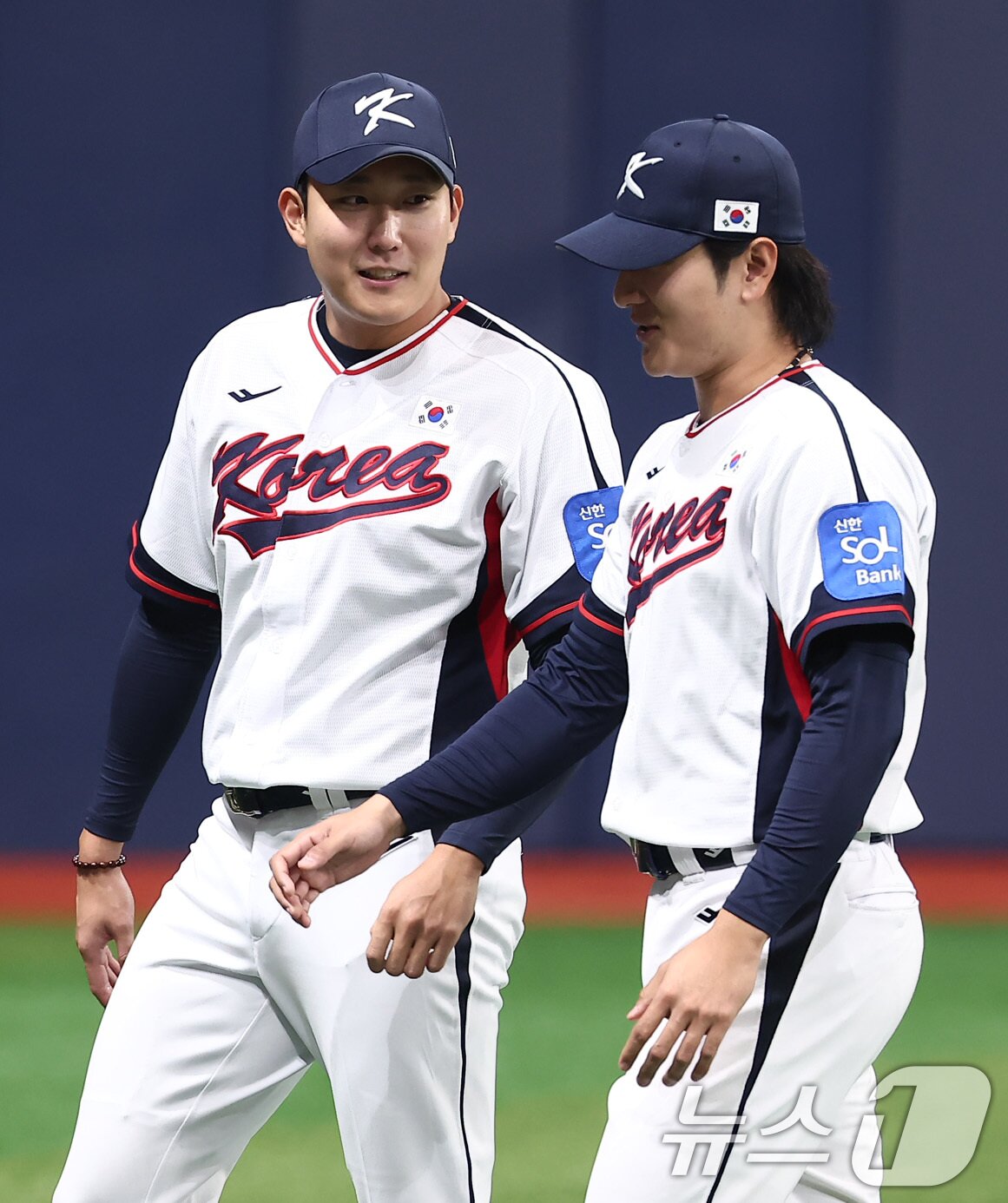 본문 이미지 - 야구대표팀 손주영과 곽빈이 4일 서울 고척스카이돔에서 훈련을 하고 있다. 류지현 감독이 이끄는 대표팀은 오는 8,9일 체코에 이어 15,16일에 일본과의 평가전 경기를 치를 예정이다. 2025.11.4/뉴스1 ⓒ News1 김성진 기자