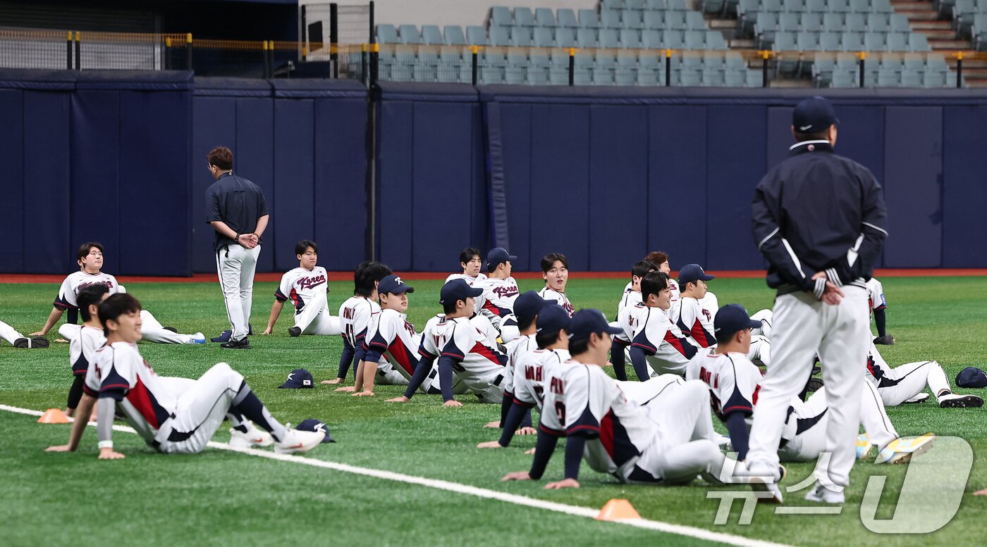 본문 이미지 - 야구대표팀이 4일 서울 고척스카이돔에서 훈련을 하고 있다. 류지현 감독이 이끄는 대표팀은 오는 8,9일 체코에 이어 15,16일에 일본과의 평가전 경기를 치를 예정이다. 2025.11.4/뉴스1 ⓒ News1 김성진 기자
