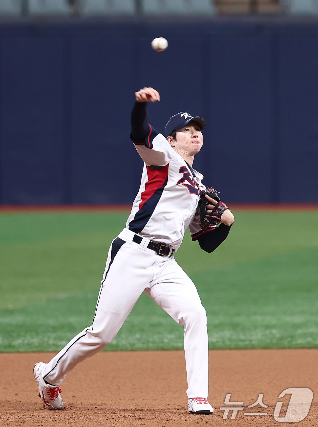 본문 이미지 - 야구대표팀 박성한이 4일 서울 고척스카이돔에서 훈련을 하고 있다. 류지현 감독이 이끄는 대표팀은 오는 8,9일 체코에 이어 15,16일에 일본과의 평가전 경기를 치를 예정이다. 2025.11.4/뉴스1 ⓒ News1 김성진 기자