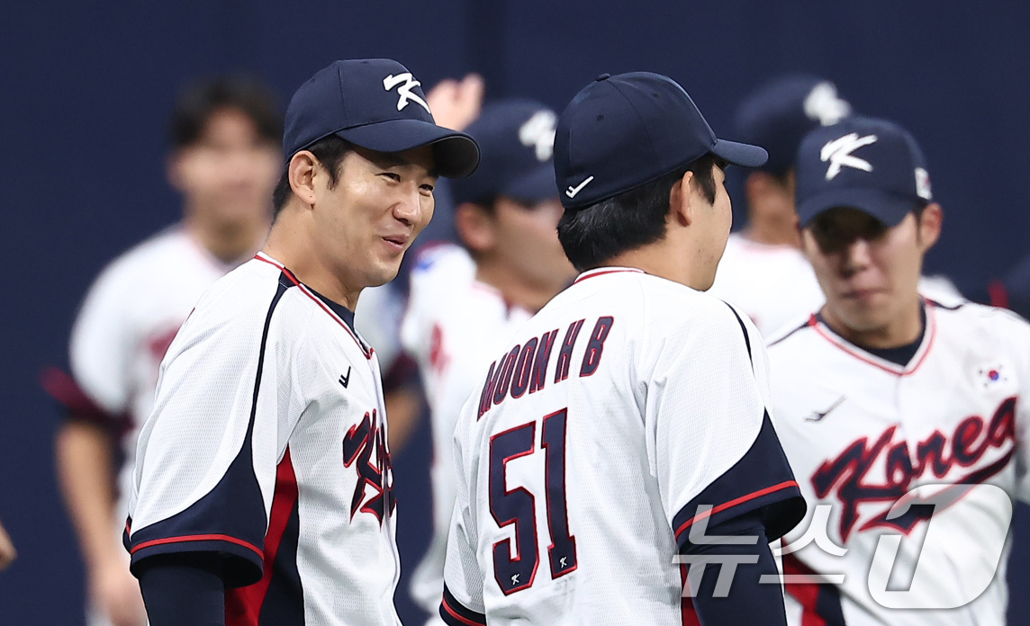 (서울=뉴스1) 김성진 기자 = 야구대표팀 최재훈과 문현빈이 4일 서울 고척스카이돔에서 훈련을 하고 있다.류지현 감독이 이끄는 대표팀은 오는 8,9일 체코에 이어 15,16일에 일 …