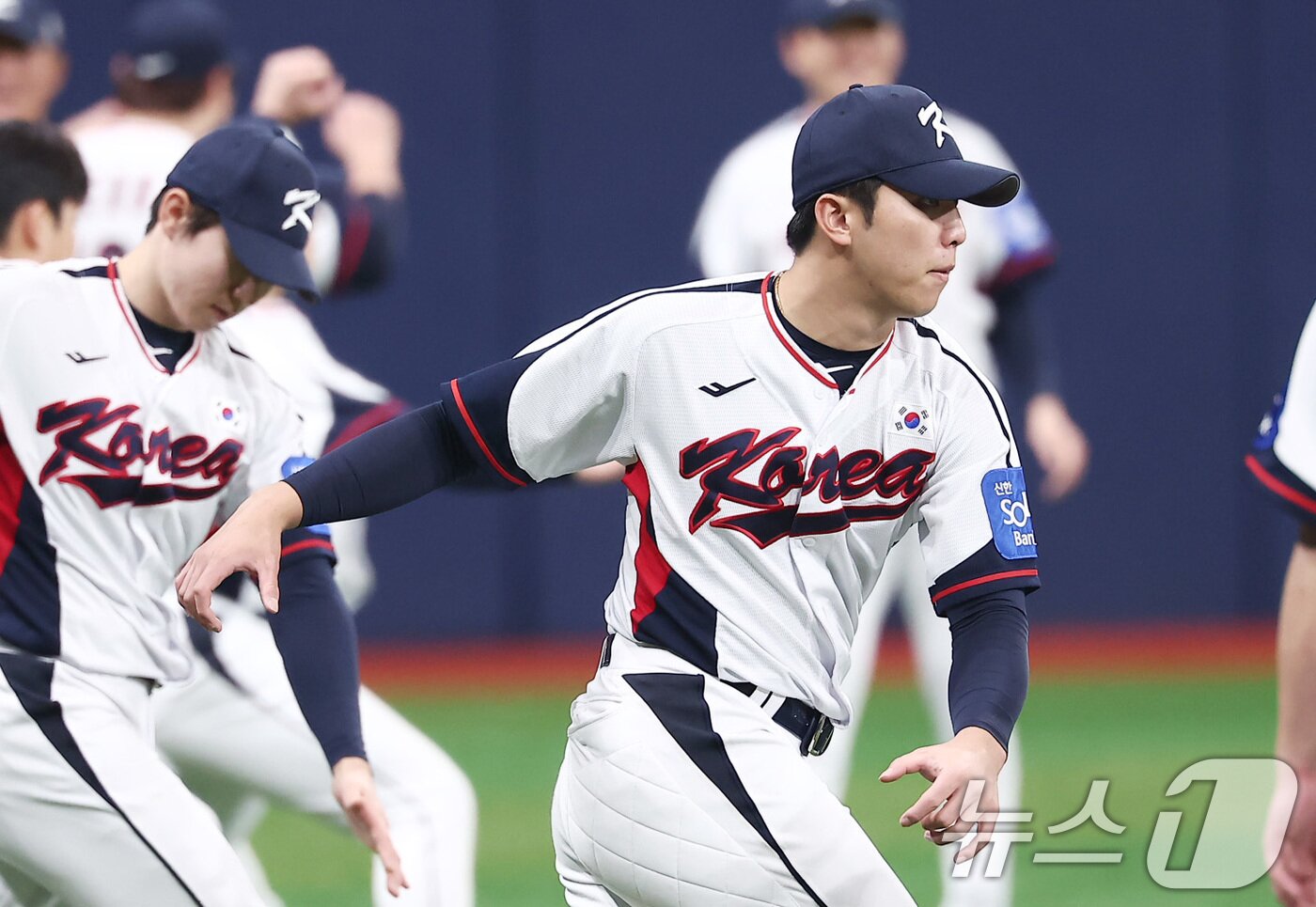 본문 이미지 - 야구대표팀 김영웅이 4일 서울 고척스카이돔에서 훈련을 하고 있다. 류지현 감독이 이끄는 대표팀은 오는 8,9일 체코에 이어 15,16일에 일본과의 평가전 경기를 치를 예정이다. 2025.11.4/뉴스1 ⓒ News1 김성진 기자