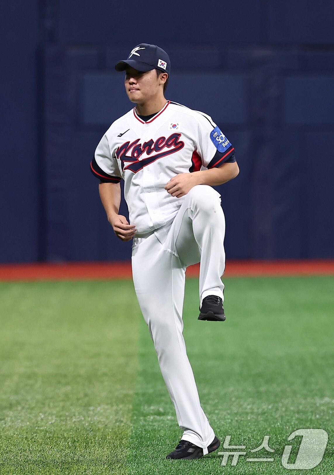 본문 이미지 - 야구대표팀 정우주가 4일 서울 고척스카이돔에서 훈련을 하고 있다. 류지현 감독이 이끄는 대표팀은 오는 8,9일 체코에 이어 15,16일에 일본과의 평가전 경기를 치를 예정이다. 2025.11.4/뉴스1 ⓒ News1 김성진 기자