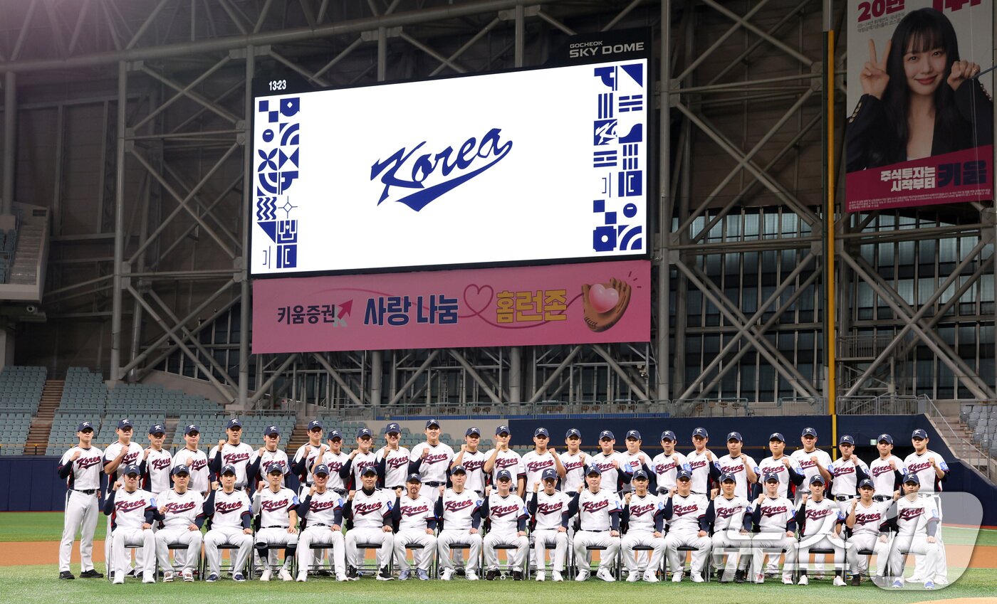 본문 이미지 - 야구대표팀 류지현 감독을 비롯한 선수들이 4일 서울 고척스카이돔에서 공식 훈련에 앞서 기념촬영을 하고 있다. 류지현 감독이 이끄는 대표팀은 오는 8,9일 체코에 이어 15,16일에 일본과의 평가전 경기를 치를 예정이다. 2025.11.4/뉴스1 ⓒ News1 김성진 기자