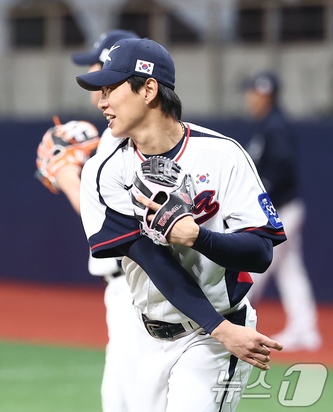 본문 이미지 - 야구대표팀 송성문이 4일 서울 고척스카이돔에서 훈련을 하고 있다. 류지현 감독이 이끄는 대표팀은 오는 8,9일 체코에 이어 15,16일에 일본과의 평가전 경기를 치를 예정이다. 2025.11.4/뉴스1 ⓒ News1 김성진 기자