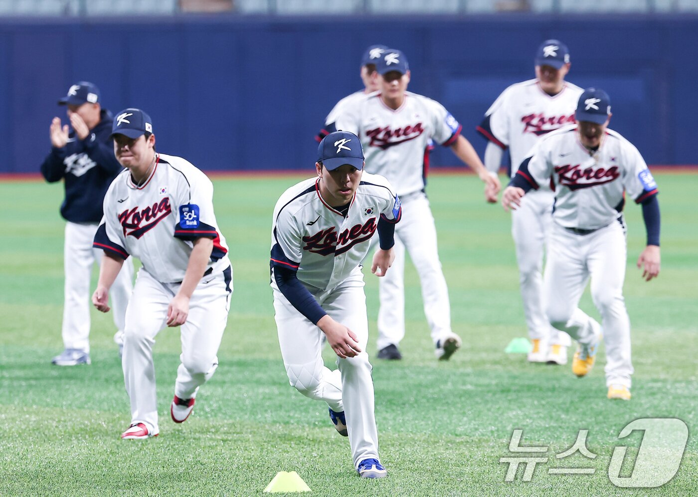 본문 이미지 - 야구대표팀 김영웅, 노시환이 4일 서울 고척스카이돔에서 훈련을 하고 있다. 류지현 감독이 이끄는 대표팀은 오는 8,9일 체코에 이어 15,16일에 일본과의 평가전 경기를 치를 예정이다. 2025.11.4/뉴스1 ⓒ News1 김성진 기자