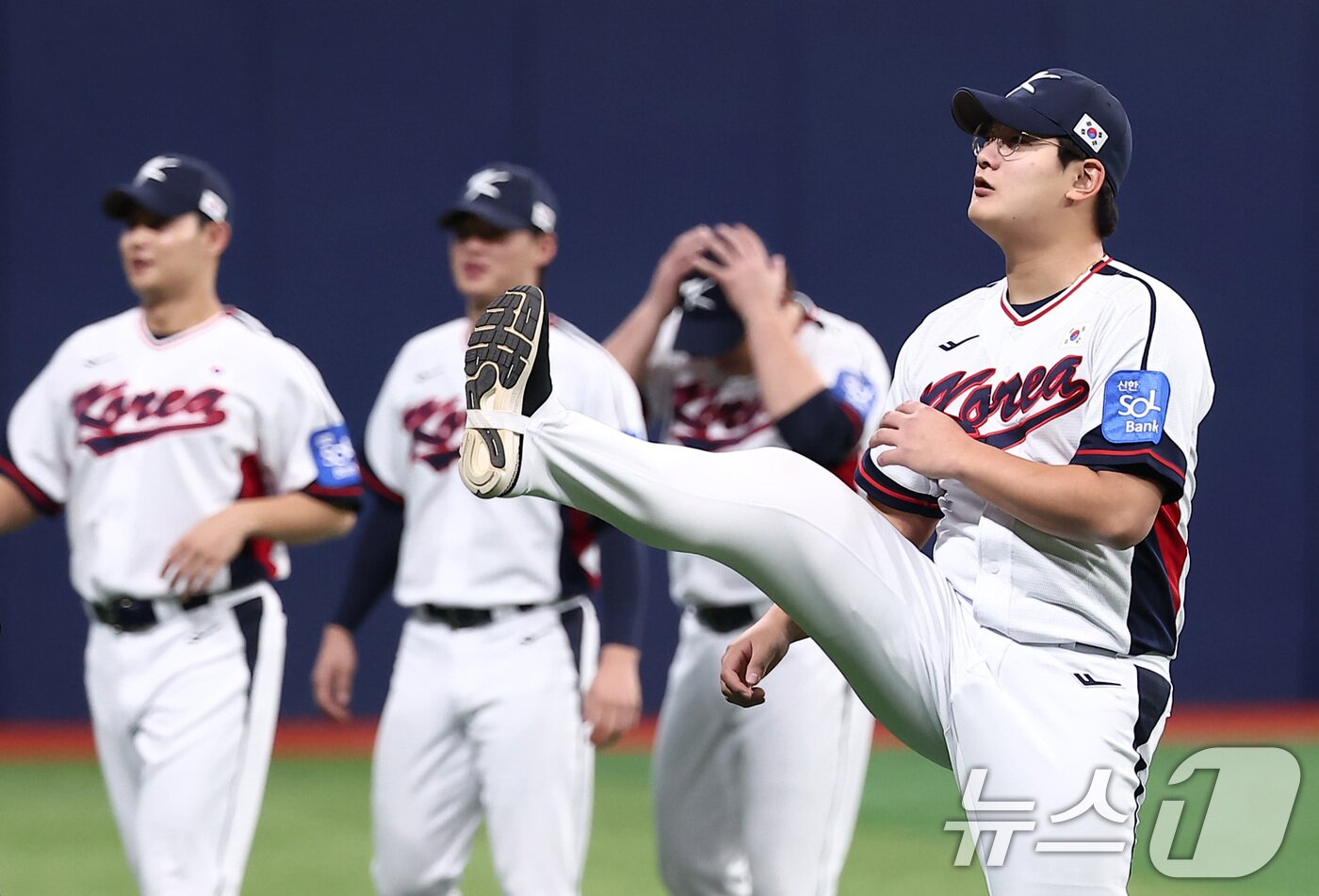 본문 이미지 - 야구대표팀 김서현이 4일 서울 고척스카이돔에서 훈련을 하고 있다. 류지현 감독이 이끄는 대표팀은 오는 8,9일 체코에 이어 15,16일에 일본과의 평가전 경기를 치를 예정이다. 2025.11.4/뉴스1 ⓒ News1 김성진 기자