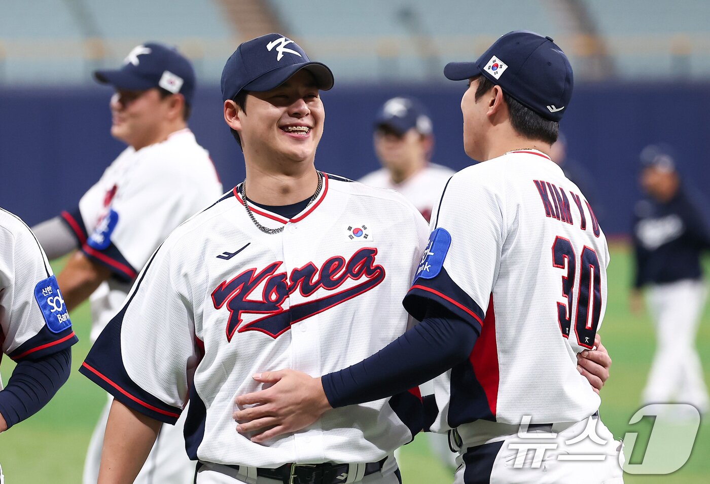 본문 이미지 - 야구대표팀 노시환과 김영웅이 4일 서울 고척스카이돔에서 훈련을 하고 있다. 류지현 감독이 이끄는 대표팀은 오는 8,9일 체코에 이어 15,16일에 일본과의 평가전 경기를 치를 예정이다. 2025.11.4/뉴스1 ⓒ News1 김성진 기자