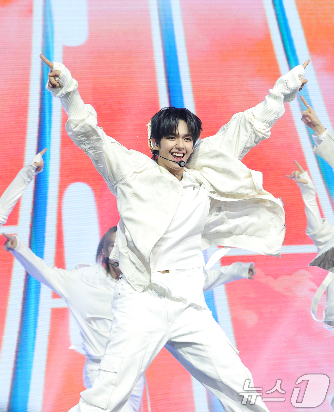 (서울=뉴스1) 권현진 기자 = 그룹 아홉(AHOF) 제이엘이 4일 서울 광장동 예스24 라이브홀에서 가진 두 번째 미니앨범 'The Passage(더 패시지)' 쇼케이스에서 수록 …