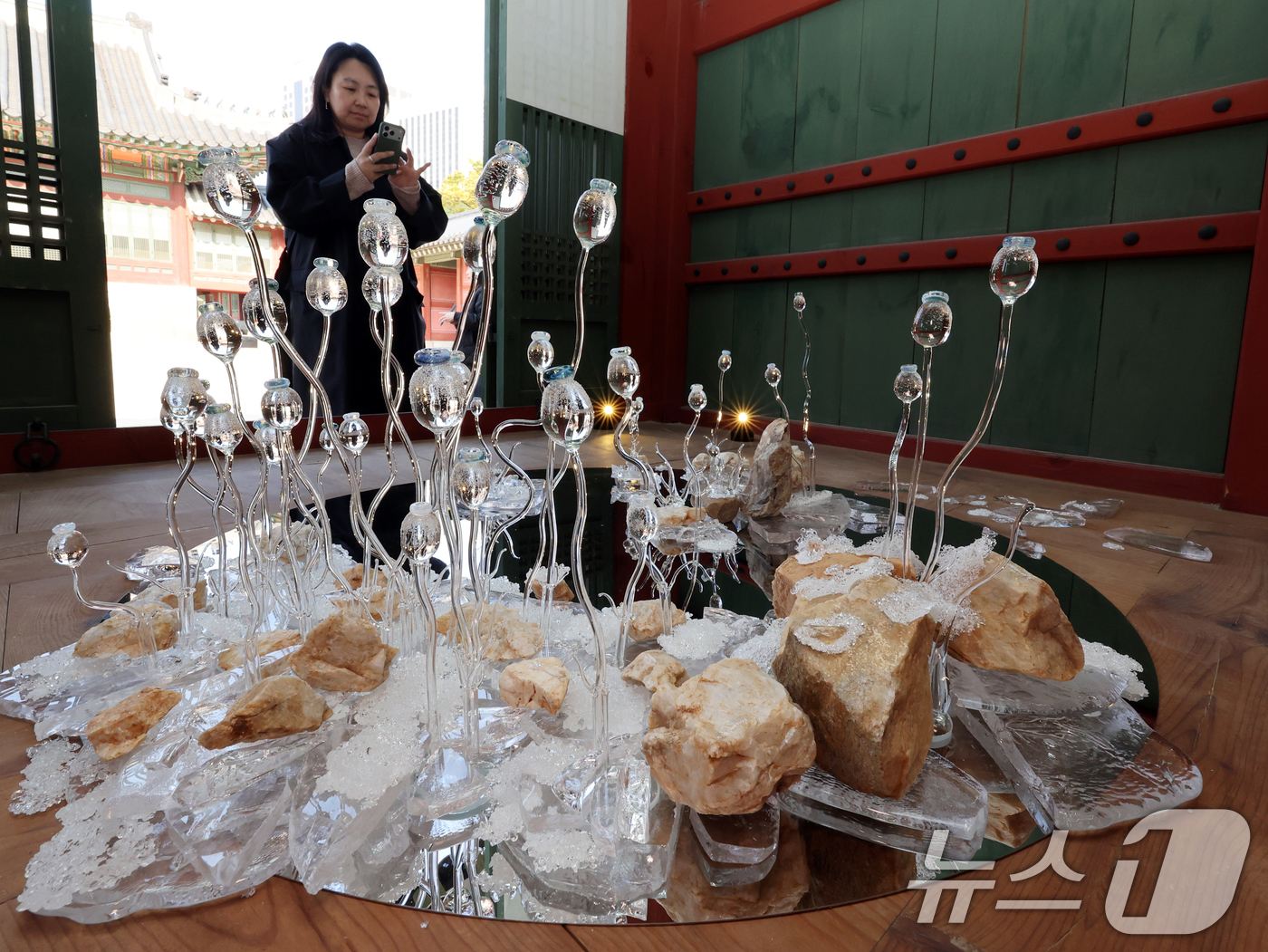 (서울=뉴스1) 황기선 기자 = 4일 오후 서울 중구 덕수궁에서 열린 예담고 프로젝트전 '땅의 조각, 피어나다'에 작품들이 진열돼 있다.이번 전시는 예담고에 소장된 석기·토기·청자 …