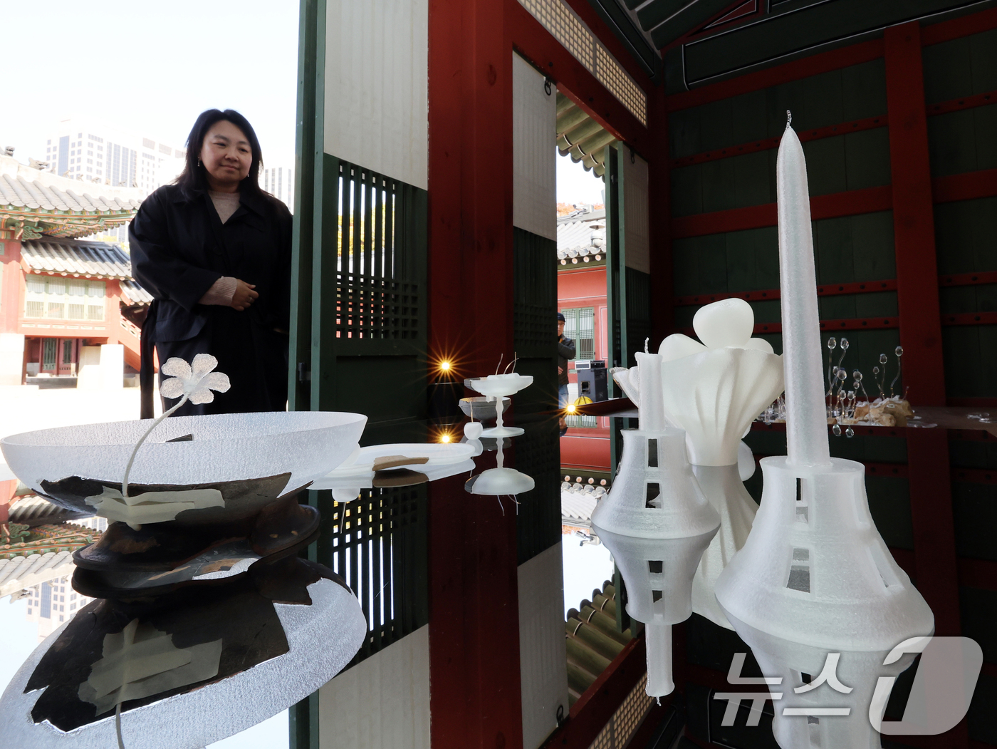 (서울=뉴스1) 황기선 기자 = 4일 오후 서울 중구 덕수궁에서 열린 예담고 프로젝트전 '땅의 조각, 피어나다'에 작품들이 진열돼 있다.이번 전시는 예담고에 소장된 석기·토기·청자 …