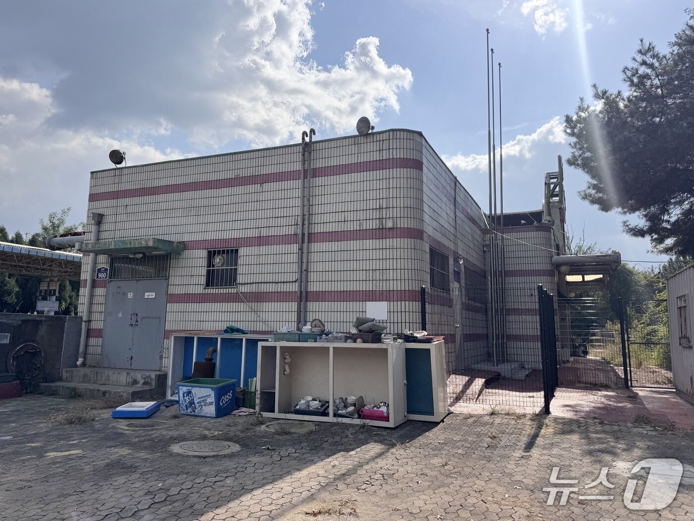 본문 이미지 - 4일 울산 북구 효문역 역사로 활용되던 건물 주변이 철문으로 막혀 있고 물건들이 쌓여 있다. 2025.11.4./뉴스1 ⓒ News1 김세은 기자