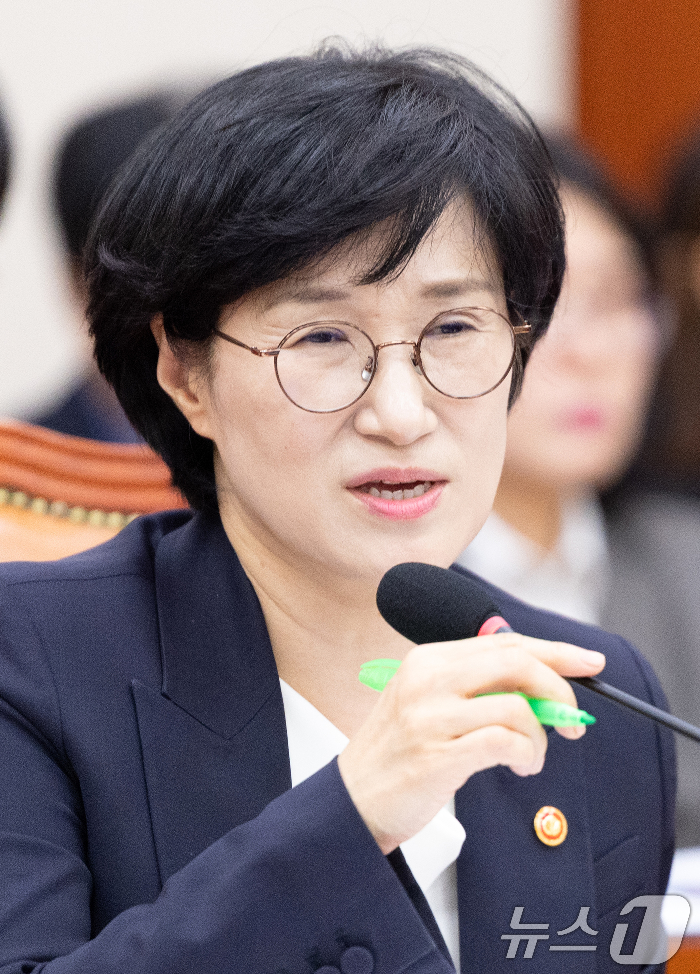 (서울=뉴스1) 이승배 기자 = 원민경 성평등가족부 장관이 4일 서울 여의도 국회에서 열린 성평등가족위원회 성평등가족부 등에 대한 국정감사에 출석해 의원 질의에 답변하고 있다. 2 …
