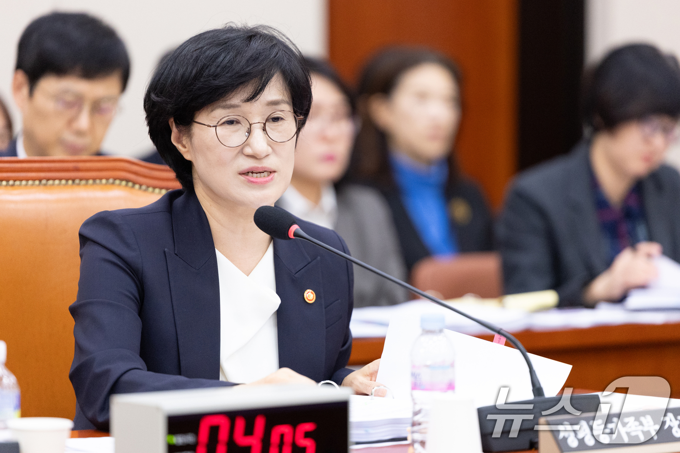 (서울=뉴스1) 이승배 기자 = 원민경 성평등가족부 장관이 4일 서울 여의도 국회에서 열린 성평등가족위원회 성평등가족부 등에 대한 국정감사에 출석해 의원 질의에 답변하고 있다. 2 …