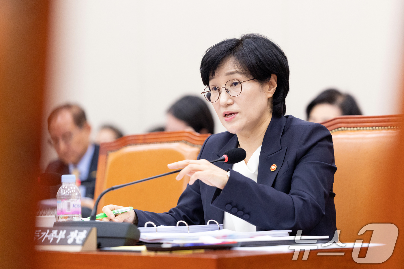 (서울=뉴스1) 이승배 기자 = 원민경 성평등가족부 장관이 4일 서울 여의도 국회에서 열린 성평등가족위원회 성평등가족부 등에 대한 국정감사에 출석해 의원 질의에 답변하고 있다. 2 …