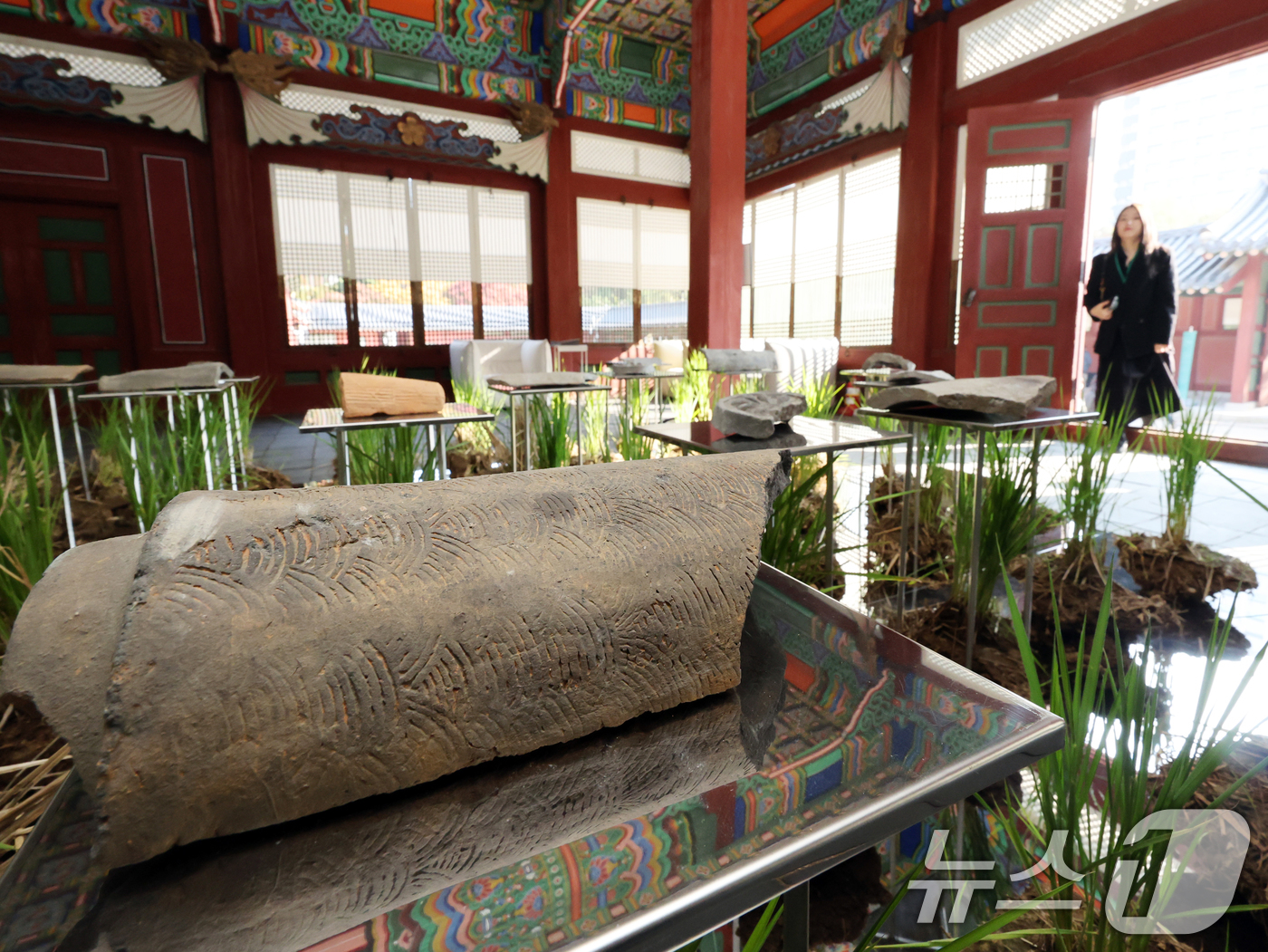 (서울=뉴스1) 황기선 기자 = 4일 오후 서울 중구 덕수궁에서 열린 예담고 프로젝트전 '땅의 조각, 피어나다'에 작품들이 진열돼 있다.이번 전시는 예담고에 소장된 석기·토기·청자 …