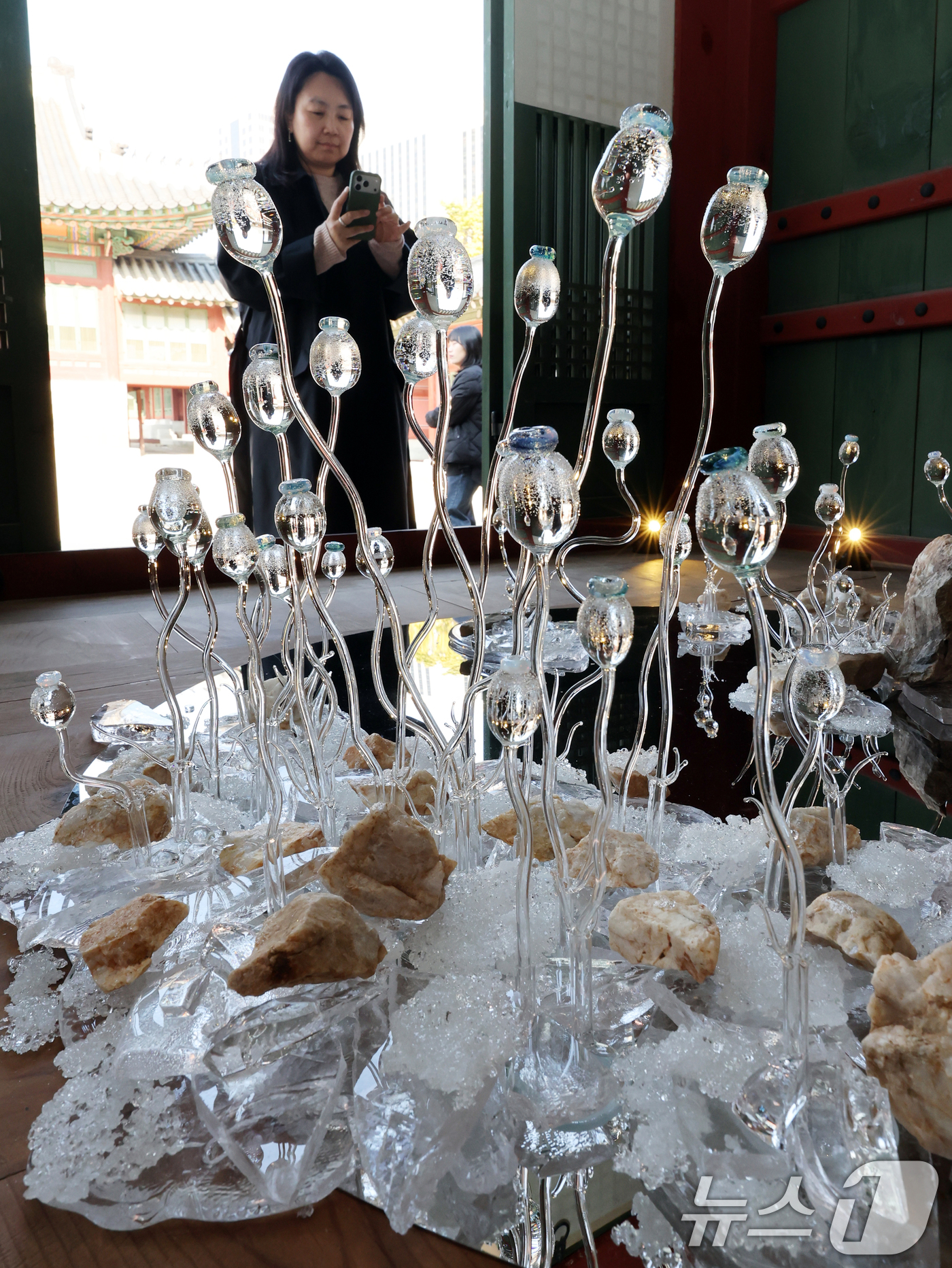 (서울=뉴스1) 황기선 기자 = 4일 오후 서울 중구 덕수궁에서 열린 예담고 프로젝트전 '땅의 조각, 피어나다'에 작품들이 진열돼 있다.이번 전시는 예담고에 소장된 석기·토기·청자 …