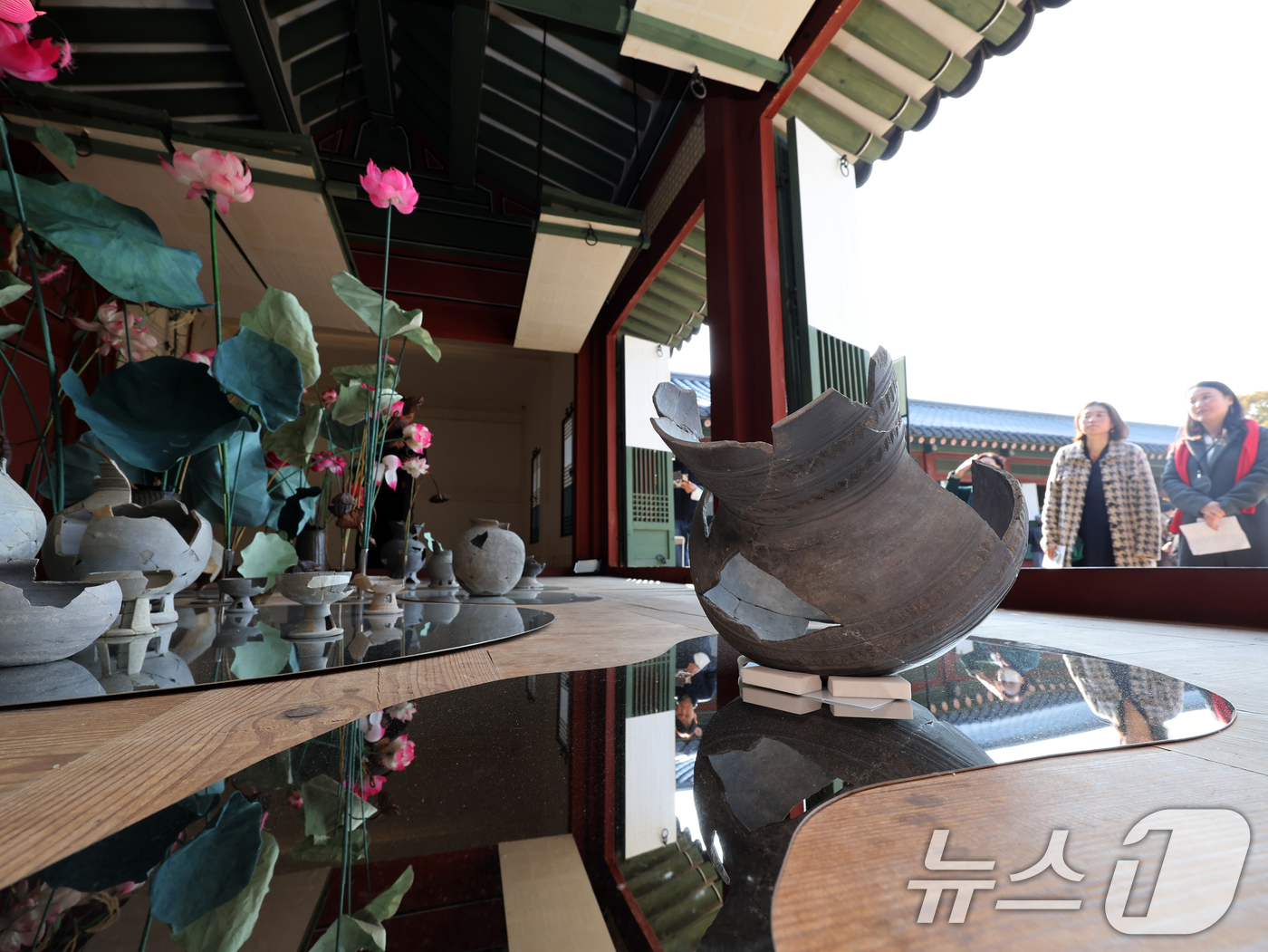 (서울=뉴스1) 황기선 기자 = 4일 오후 서울 중구 덕수궁에서 열린 예담고 프로젝트전 '땅의 조각, 피어나다'에 작품들이 진열돼 있다.이번 전시는 예담고에 소장된 석기·토기·청자 …