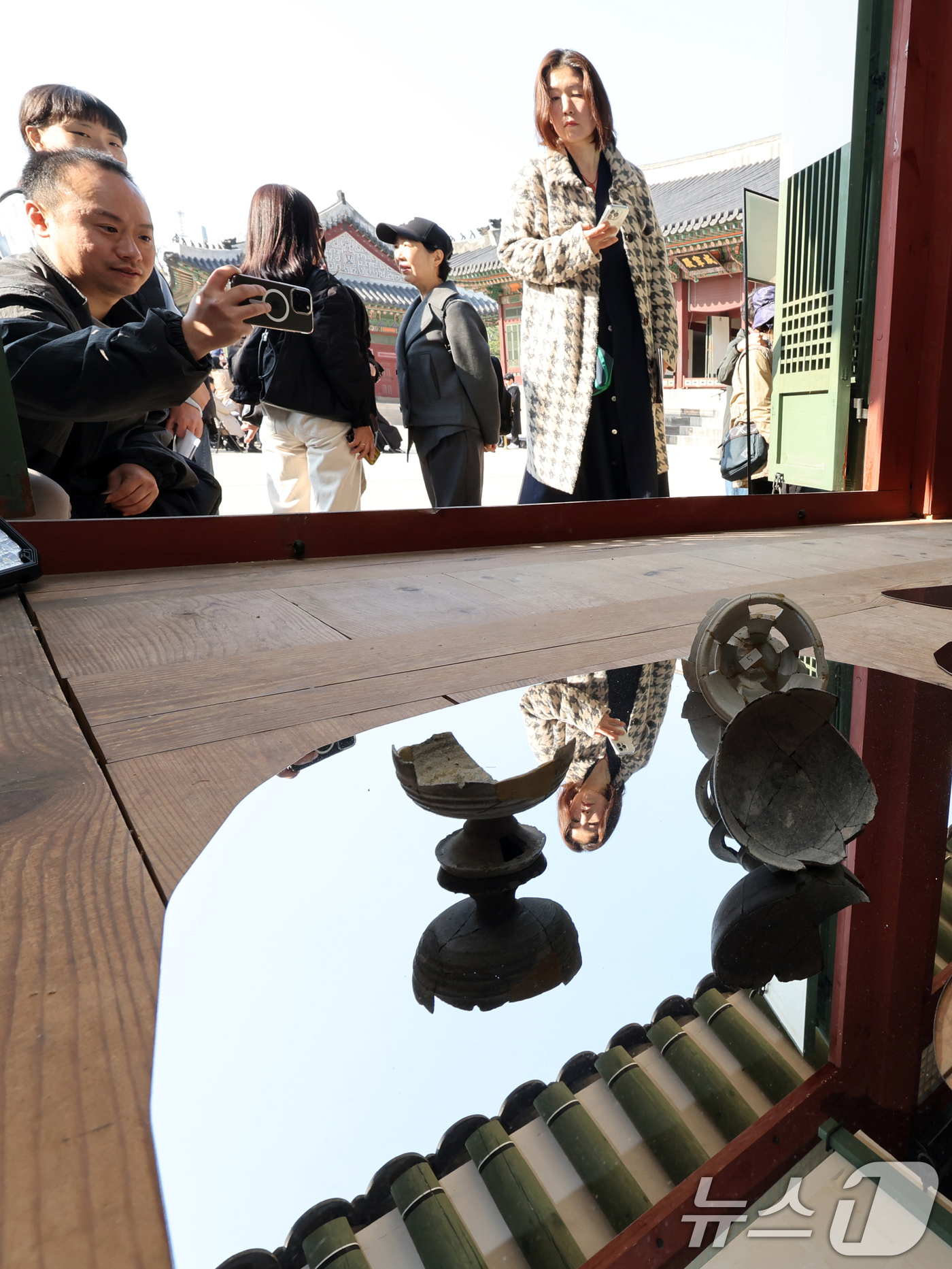 (서울=뉴스1) 황기선 기자 = 4일 오후 서울 중구 덕수궁에서 열린 예담고 프로젝트전 '땅의 조각, 피어나다'에 작품들이 진열돼 있다.이번 전시는 예담고에 소장된 석기·토기·청자 …