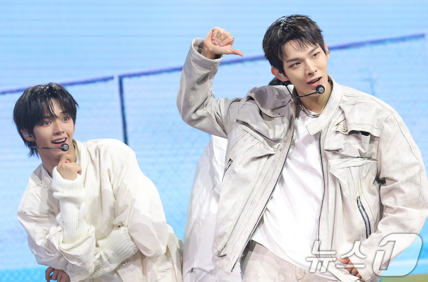 (서울=뉴스1) 권현진 기자 = 그룹 아홉(AHOF)의 제이엘과 스티븐(오른쪽)이 4일 서울 광장동 예스24 라이브홀에서 가진 두 번째 미니앨범 'The Passage(더 패시지) …