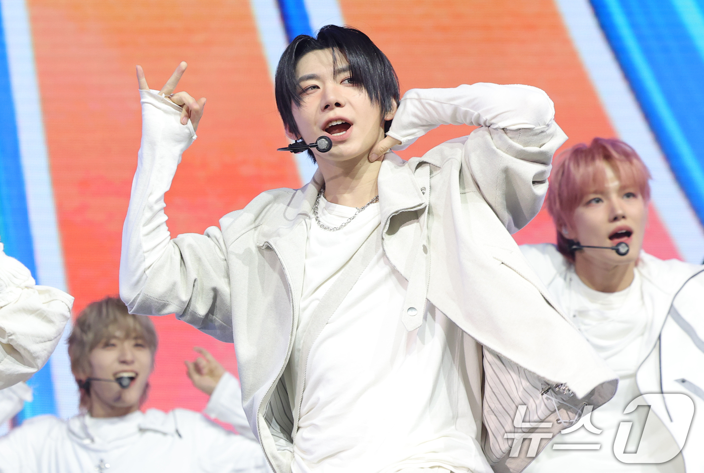 (서울=뉴스1) 권현진 기자 = 그룹 아홉(AHOF)의 박한이 4일 서울 광장동 예스24 라이브홀에서 가진 두 번째 미니앨범 'The Passage(더 패시지)' 쇼케이스에서 수록 …