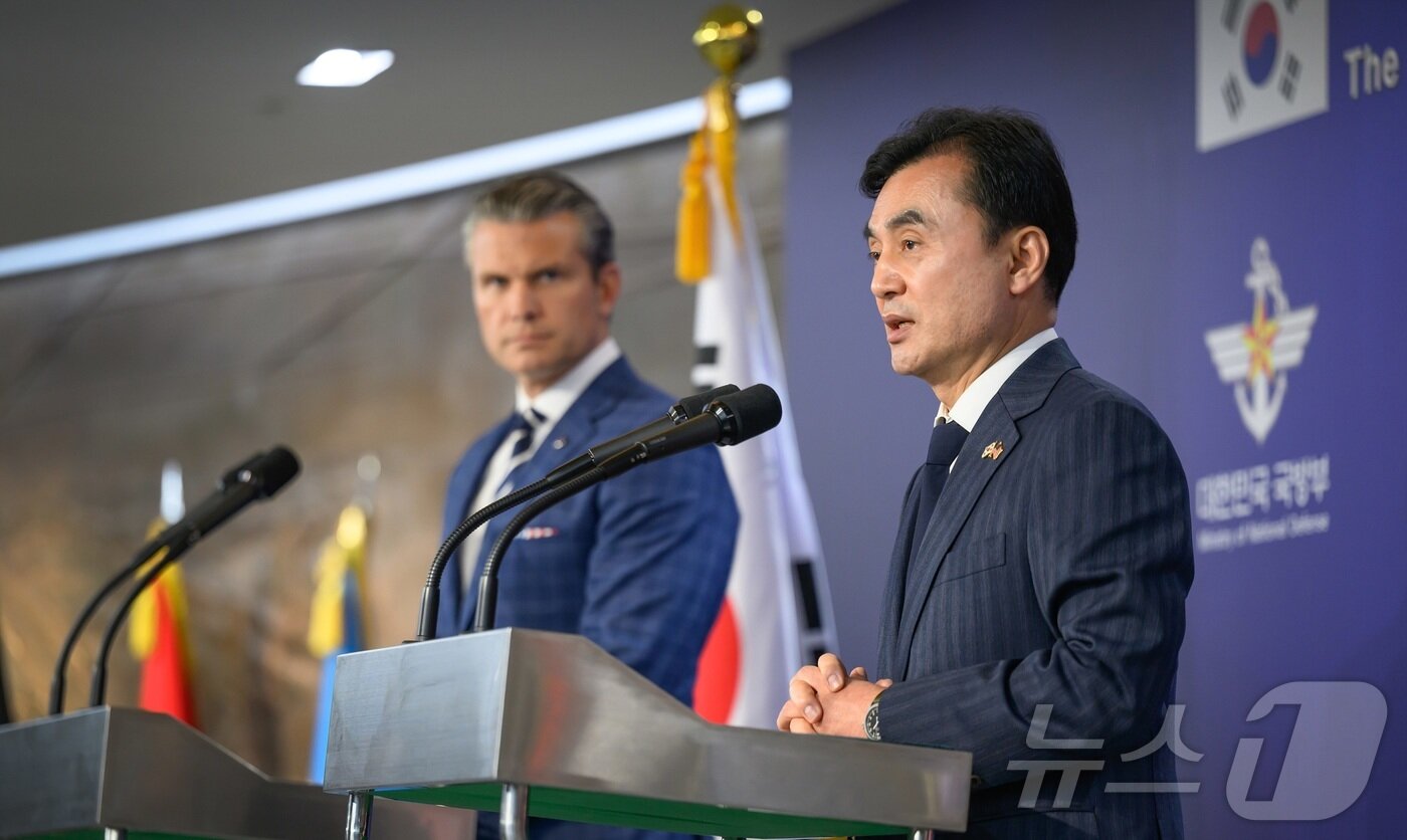 본문 이미지 - 안규백 국방부 장관과 피트 헤그세스 미국 국방부 장관이 4일 서울 용산 국방부에서 제57차 한미안보협의회&#40;SCM&#41; 공동기자회견을 하고 있다. &#40;국방부 제공. 재판매 및 DB금지&#41; 2025.11.4/뉴스1