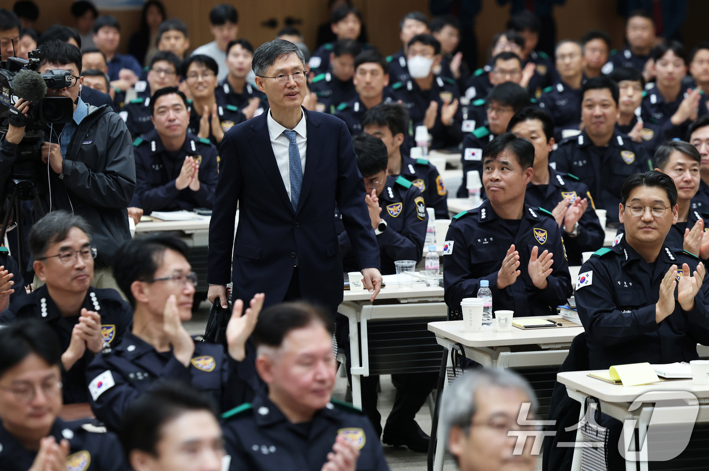 (서울=뉴스1) 오대일 기자 = 문형배 전 헌법재판소장 권한대행이 4일 오후 서울 서대문구 경찰청 참수리홀에서 열린 전국 경비경찰 워크숍에서 공직자 청렴의식를 주제로 특강을 하기 …