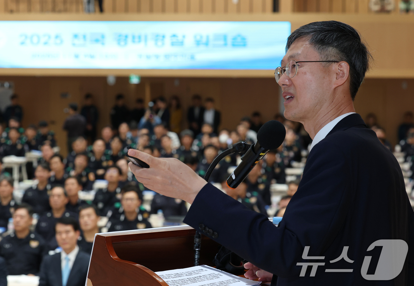 (서울=뉴스1) 오대일 기자 = 문형배 전 헌법재판소장 권한대행이 4일 오후 서울 서대문구 경찰청 참수리홀에서 열린 전국 경비경찰 워크숍에서 공직자 청렴의식를 주제로 특강을 하고 …