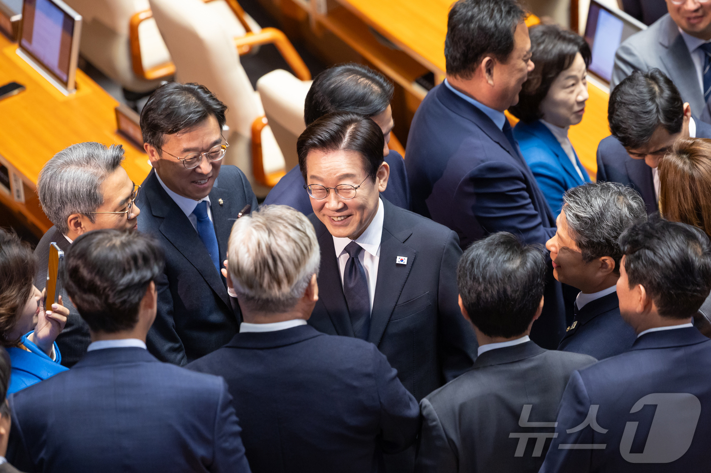 (서울=뉴스1) 이재명 기자 = 이재명 대통령이 4일 서울 여의도 국회 본회의장에서 2026년도 예산안 및 기금운용계획안에 대한 시정연설을 마친 후 의원들과 인사를 나누고 있다. …