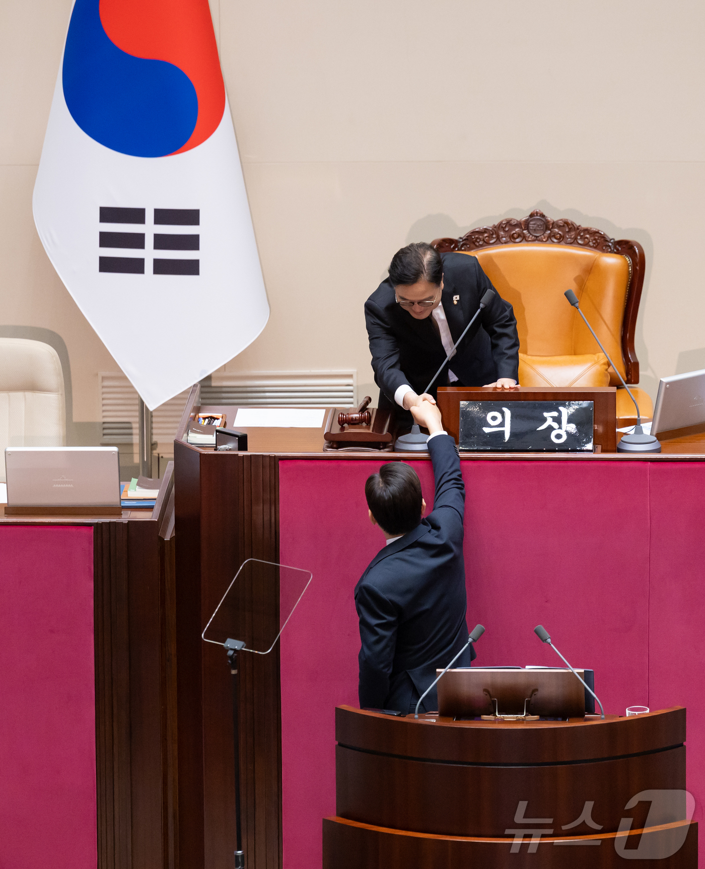 (서울=뉴스1) 이재명 기자 = 이재명 대통령이 4일 서울 여의도 국회 본회의장에서 2026년도 예산안 및 기금운용계획안에 대한 시정연설을 마친 후 우원식 의장과 악수하고 있다. …