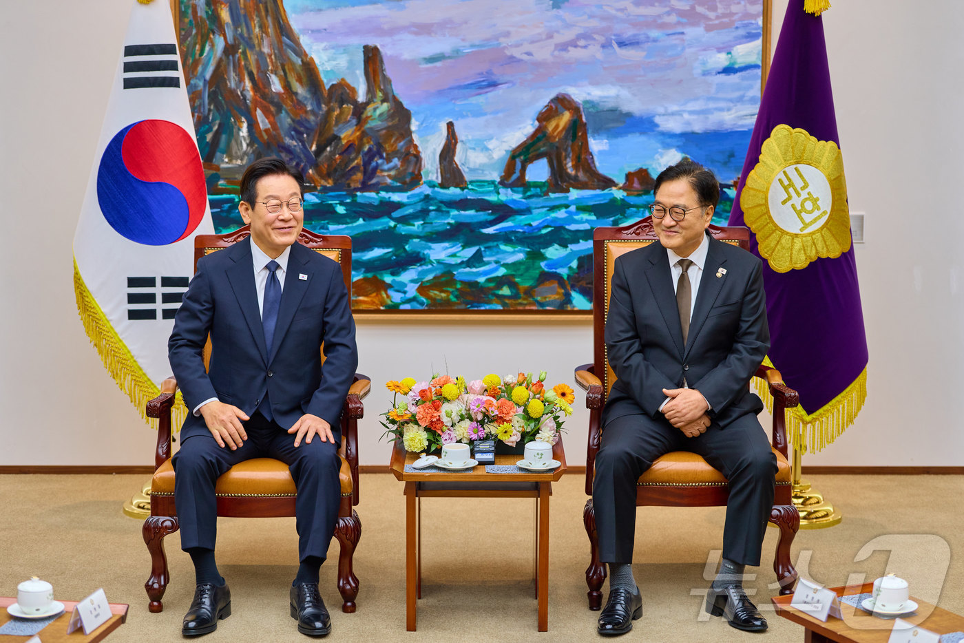 (서울=뉴스1) 이재명 기자 = 시정연설을 위해 국회를 방문한 이재명 대통령이 4일 국회의장접견실에서 우원식 국회의장 등과의 환담에서 발언하고 있다. (대통령실 제공. 재판매 및 …