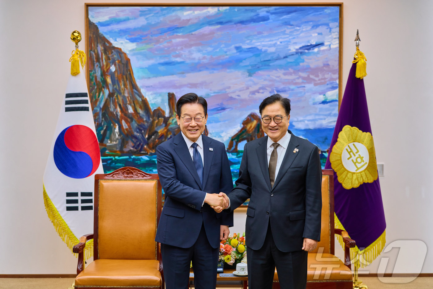 (서울=뉴스1) 이재명 기자 = 시정연설을 위해 국회를 방문한 이재명 대통령(왼쪽)이 4일 국회의장접견실에서 열린 환담에서 우원식 국회의장과 악수하고 있다. (대통령실 제공. 재판 …