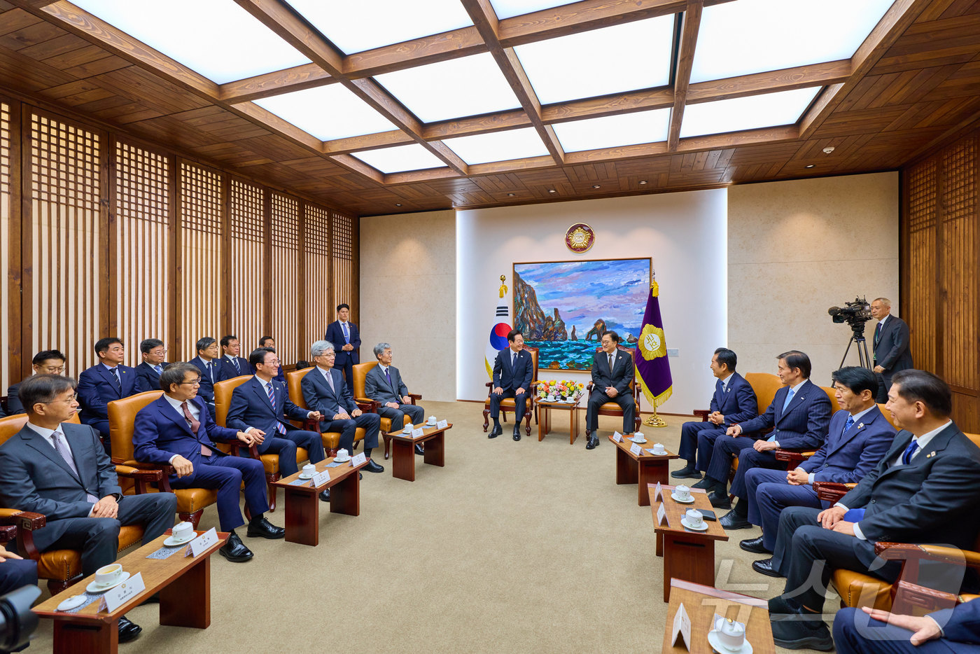 (서울=뉴스1) 이재명 기자 = 시정연설을 위해 국회를 방문한 이재명 대통령이 4일 국회의장접견실에서 우원식 국회의장 등과의 환담에서 발언하고 있다. (대통령실 제공. 재판매 및 …