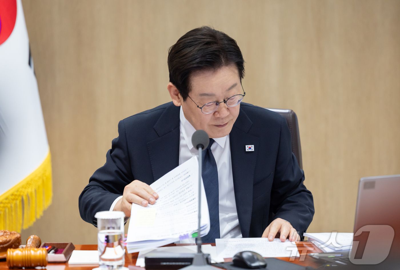 (서울=뉴스1) 이재명 기자 = 이재명 대통령이 4일 서울 용산 대통령실 청사에서 열린 국무회의에서 자료를 살펴보고 있다. (대통령실 제공. 재판매 및 DB 금지)  2025.11 …