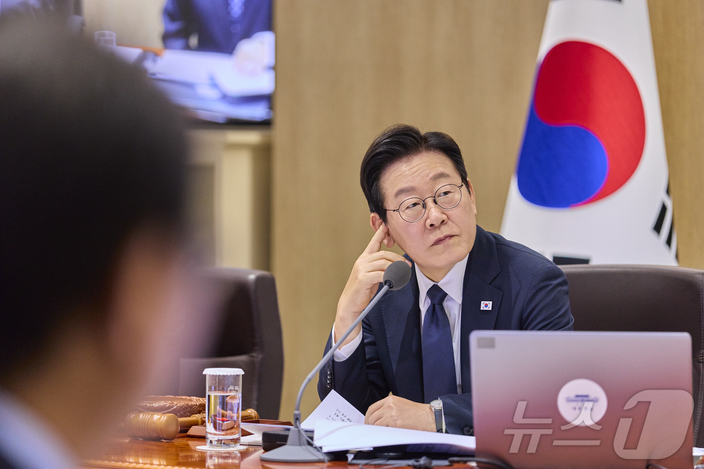 (서울=뉴스1) 이재명 기자 = 이재명 대통령이 4일 서울 용산 대통령실 청사에서 열린 국무회의에서 발언을 듣고 있다. (대통령실 제공. 재판매 및 DB 금지)  2025.11.4 …