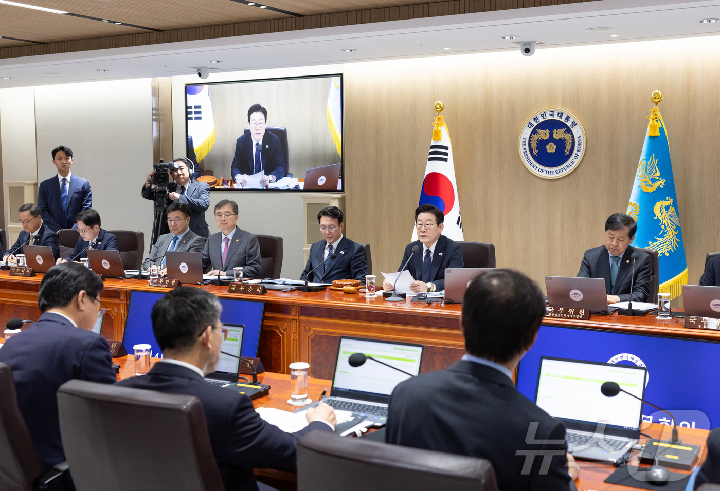 (서울=뉴스1) 이재명 기자 = 이재명 대통령이 4일 서울 용산 대통령실 청사에서 열린 국무회의에서 발언을 하고 있다. (대통령실 제공. 재판매 및 DB 금지)  2025.11.4 …