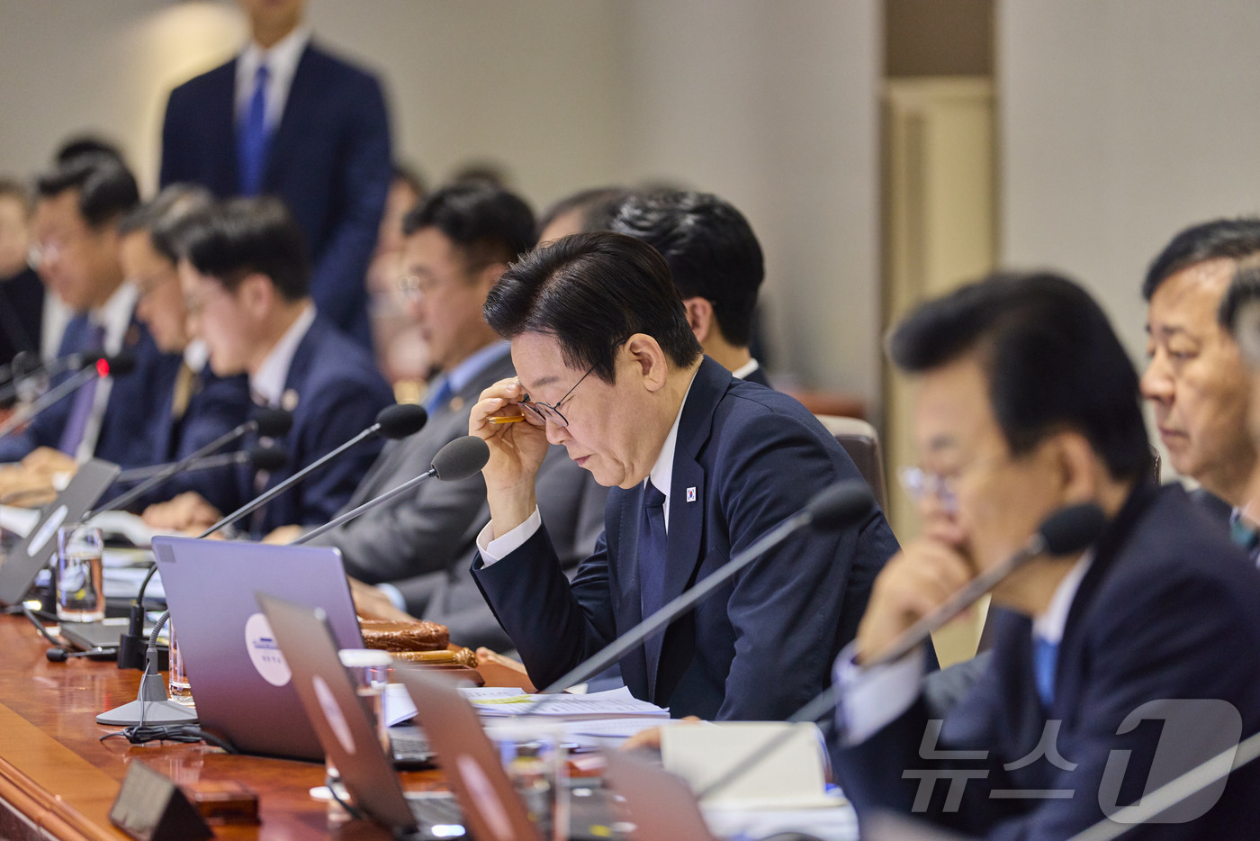 (서울=뉴스1) 이재명 기자 = 이재명 대통령이 4일 서울 용산 대통령실 청사에서 열린 국무회의에서 자료를 살펴보고 있다. (대통령실 제공. 재판매 및 DB 금지)  2025.11 …