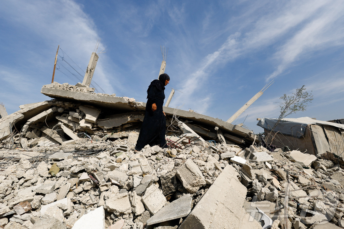 (가자시티 로이터=뉴스1) 윤다정 기자 = 2일(현지시간) 가자시티에서 한 팔레스타인 주민이 파괴된 건물 잔해 사이를 지나고 있다. 2025.11.02.ⓒ 로이터=뉴스1