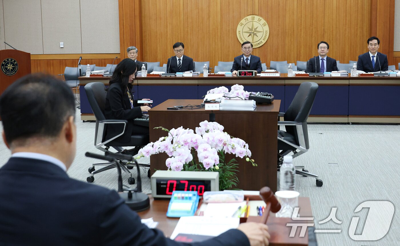 본문 이미지 - 4일 서울 서초구 내곡동 국가정보원에서 열린 국회 정보위원회 국정원에 대한 국정감사에서 신성범 위원장이 의사봉을 두드리고 있다. 2025.11.4/뉴스1 ⓒ News1 국회사진기자단