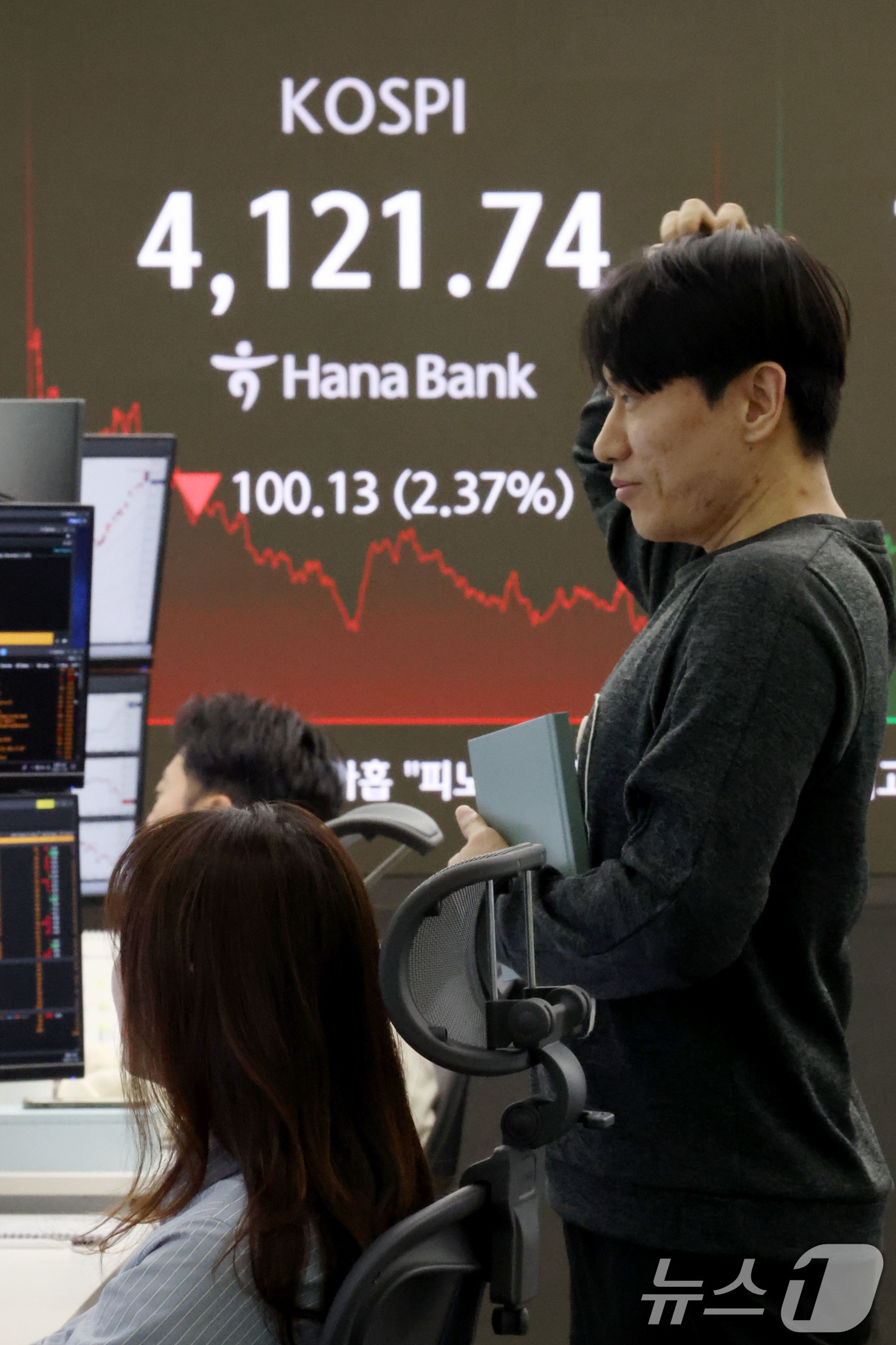 (서울=뉴스1) 이광호 기자 = 코스피가 5거래일 만에 하락 마감한 4일 오후 서울 중구 하나은행 본점 딜링룸 현황판에 코스피 지수가 전 거래일 대비 100.13포인트(2.37%) …
