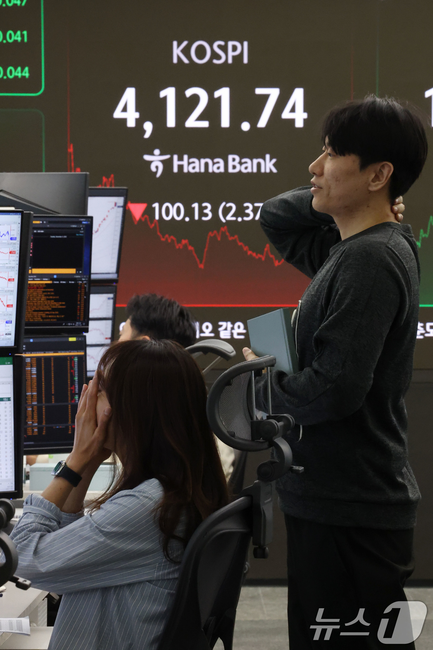 (서울=뉴스1) 이광호 기자 = 코스피가 5거래일 만에 하락 마감한 4일 오후 서울 중구 하나은행 본점 딜링룸 현황판에 코스피 지수가 전 거래일 대비 100.13포인트(2.37%) …