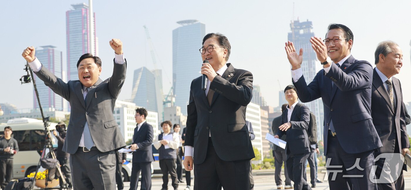 본문 이미지 -  24일 서울 국회의사당 앞에서 제2중앙경찰학교 남원 유치 범도민 결의대회가 열린 가운데 우원식 국회의장(가운데)이 인사말을 건내고 있다.(전북도 제공. 재판매 및 DB금지)/뉴스1 